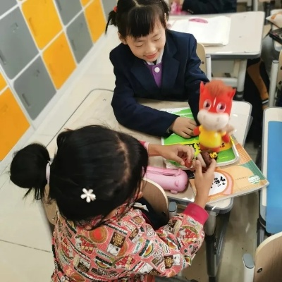带着玩具给学生们上课-玩具点亮课堂趣味教学