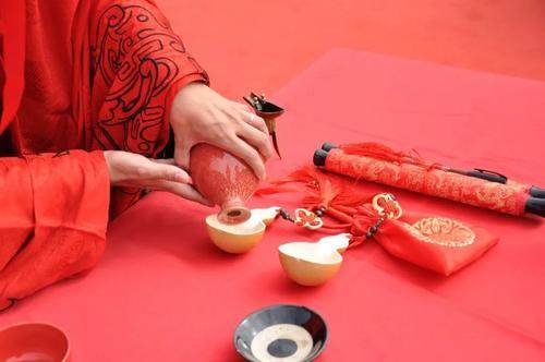 古代婚礼中的合卺礼：象征夫妻合一的饮酒仪式